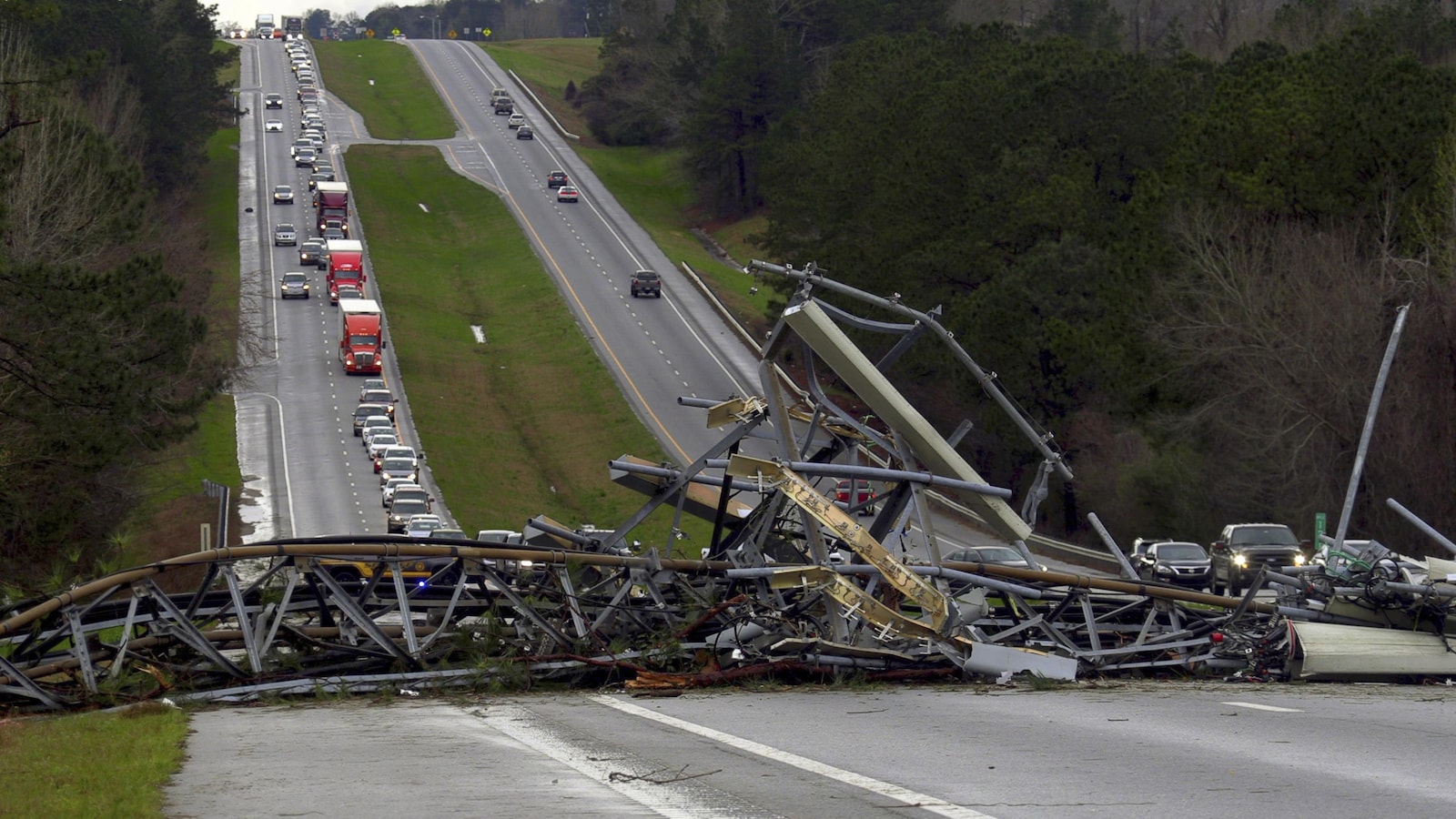 La route 280 dans le comté de Lee, en Alabama, a été bloquée par un pylône électrique qui s'est effondré après le passage d'une tornade.