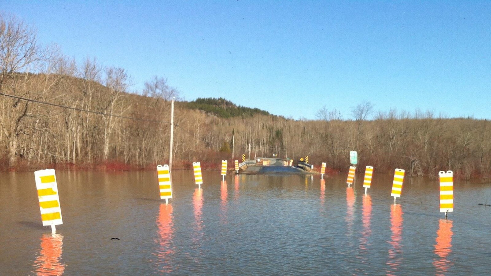 Une route inondée dans le secteur du lac Beauchastel, près de Rouyn-Noranda