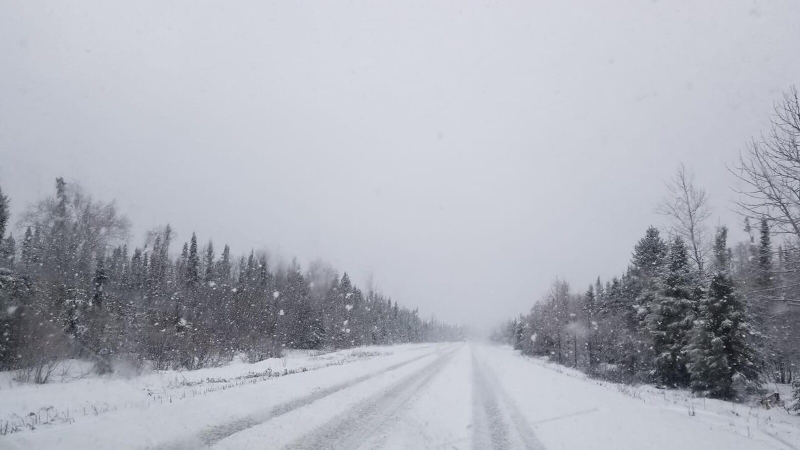 Le chemin Kamiskotia enneigé vu à travers un pare-brise.