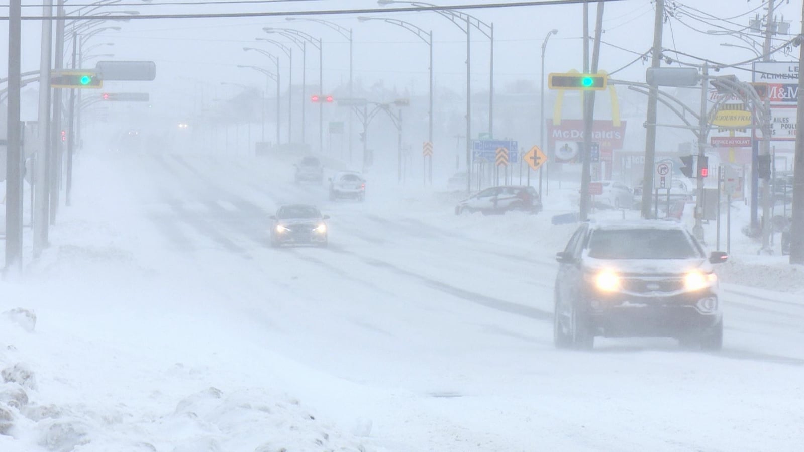 Des automobiles circulent dans la tempête au centre-ville de Matane.