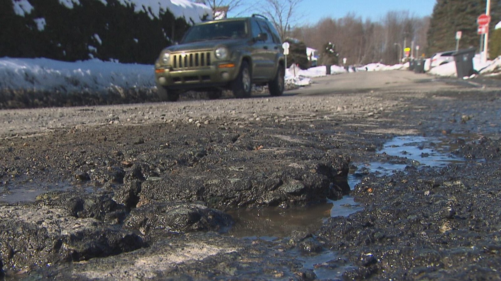 Une route fissurée, à Sherbrooke.
