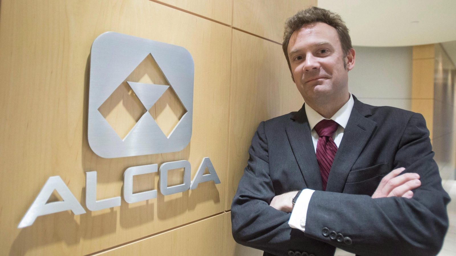 Roy C. Harvey, bras croisés, au siège social montréalais d'Alcoa, en mai 2016.