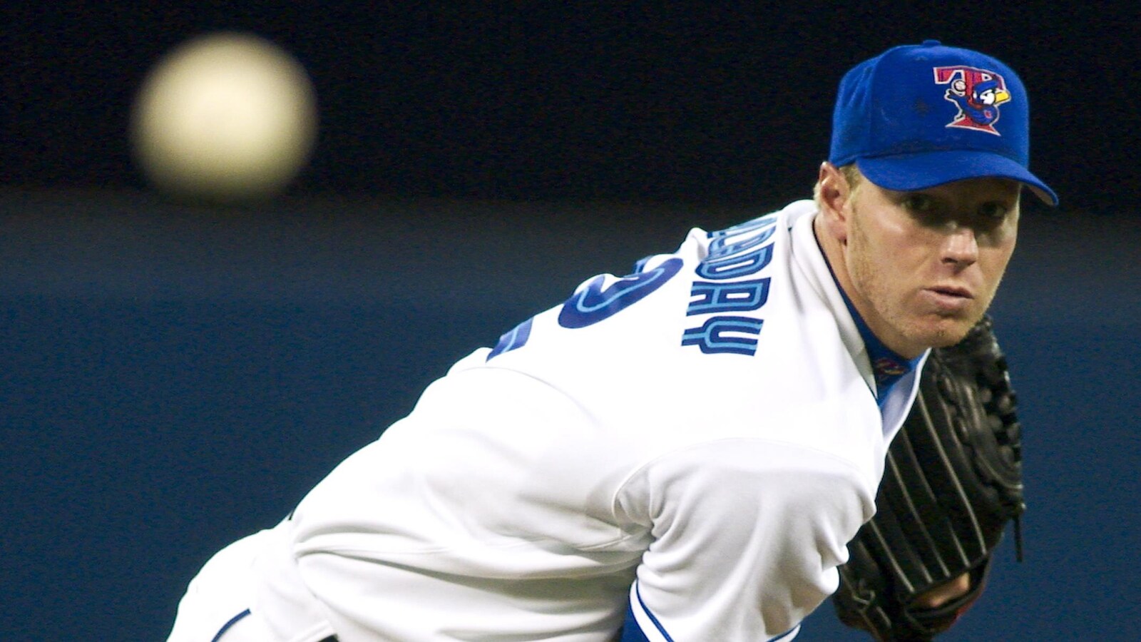 Roy Halladay lance la balle.