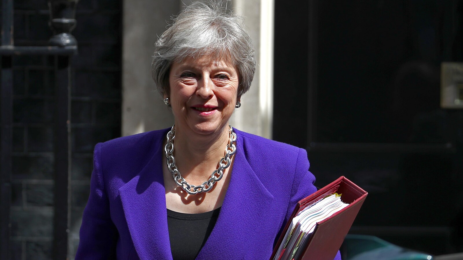 La première ministre britannique Theresa May quitte le 10 Downing Street à Londres pour se rendre à la Chambre des communes