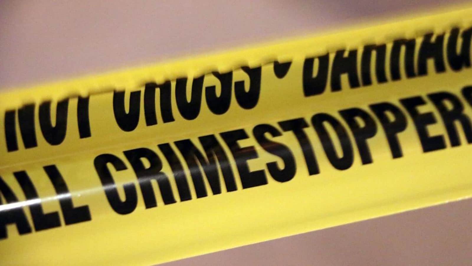 Un ruban jaune de la police interdit au public de passer sur le lieu d'un crime