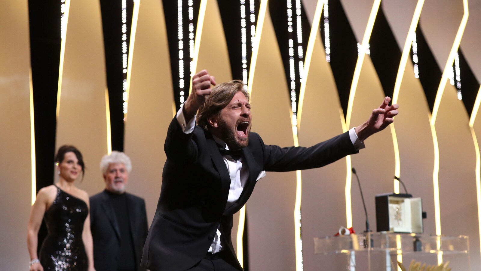 Ruben Östlund exulte après avoir reçu la Palme d'or au Festival de Cannes 2017.