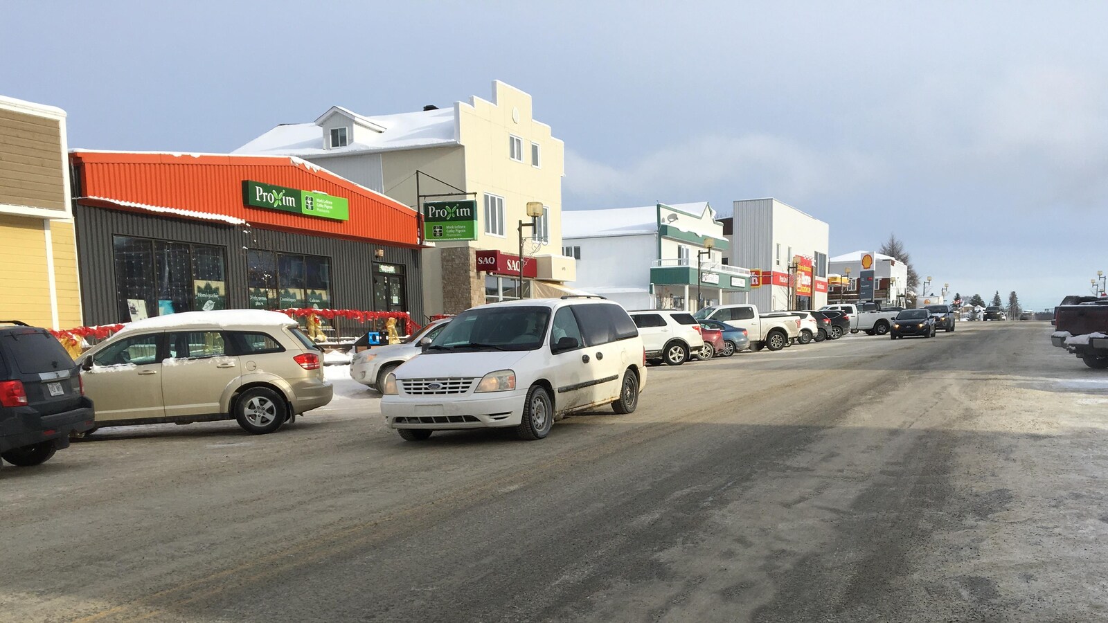Une rue au centre-ville d'une petite ville, partiellement glacée.