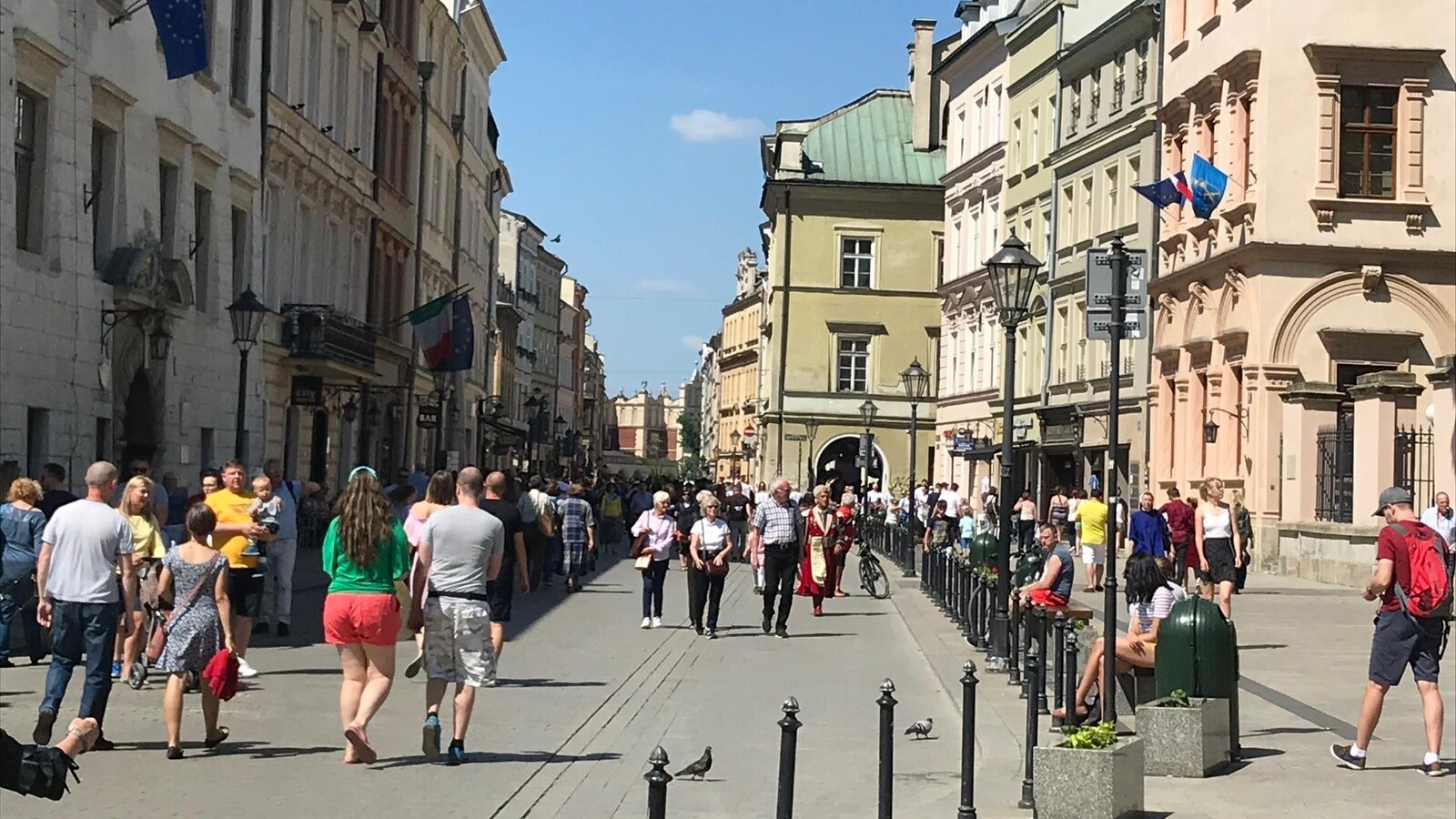 Des passants circulent dans une rue piétonnière.