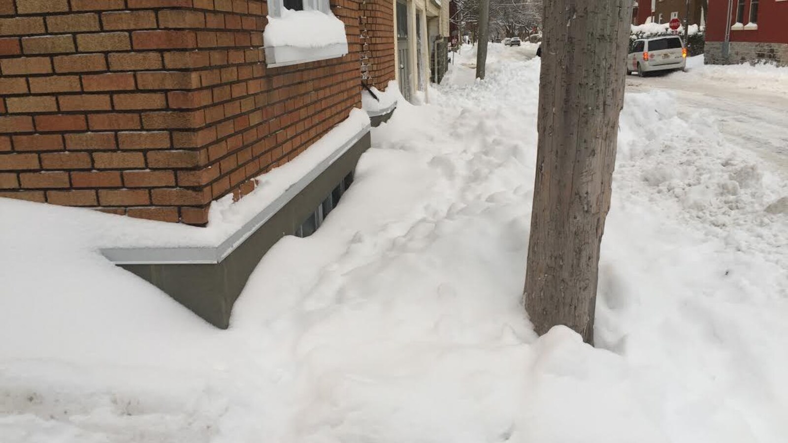 Beaucoup de neige sur les trottoirs de la rue Fraser. Difficile pour un piéton d'y circuler.