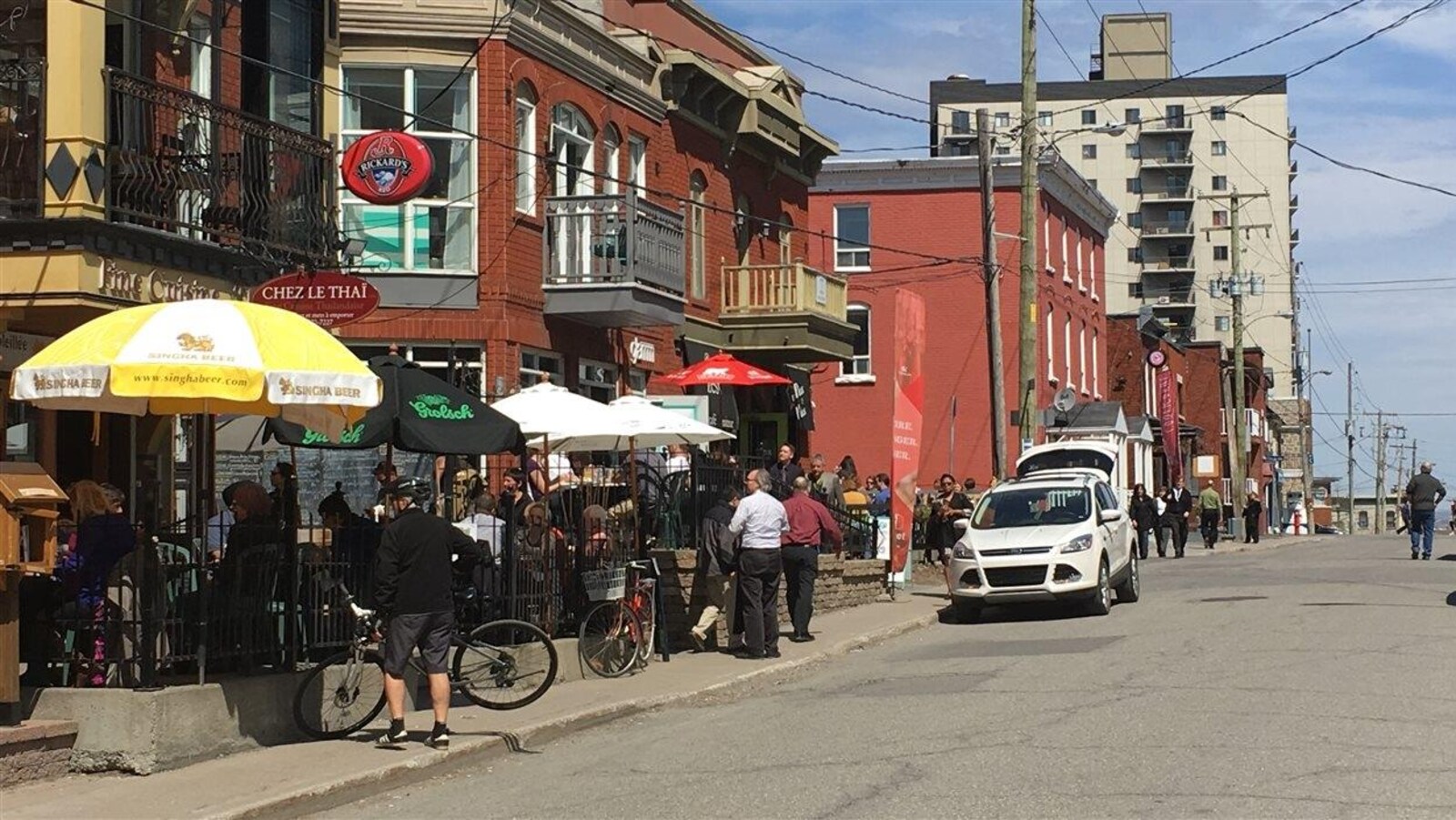 Des terrasses sur la rue Laval à Gatineau lors d'une journée ensoleillée
