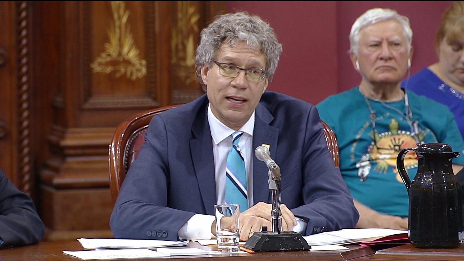 Un homme témoigne en commission parlementaire.