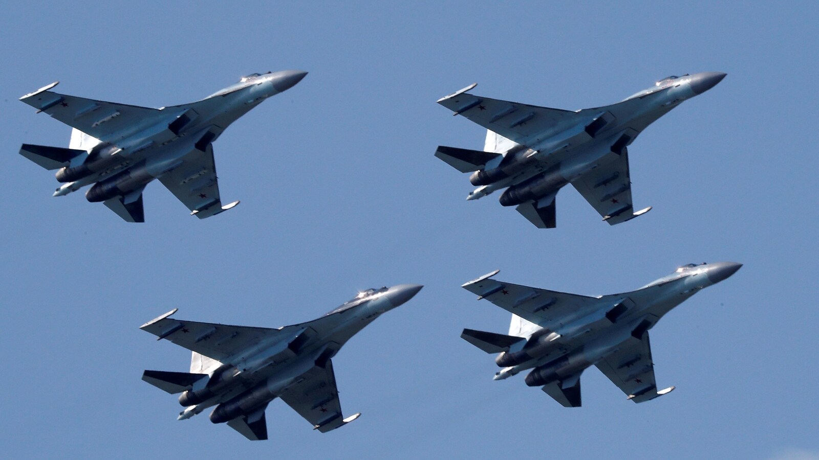 Des avions de chasses volant en formation.