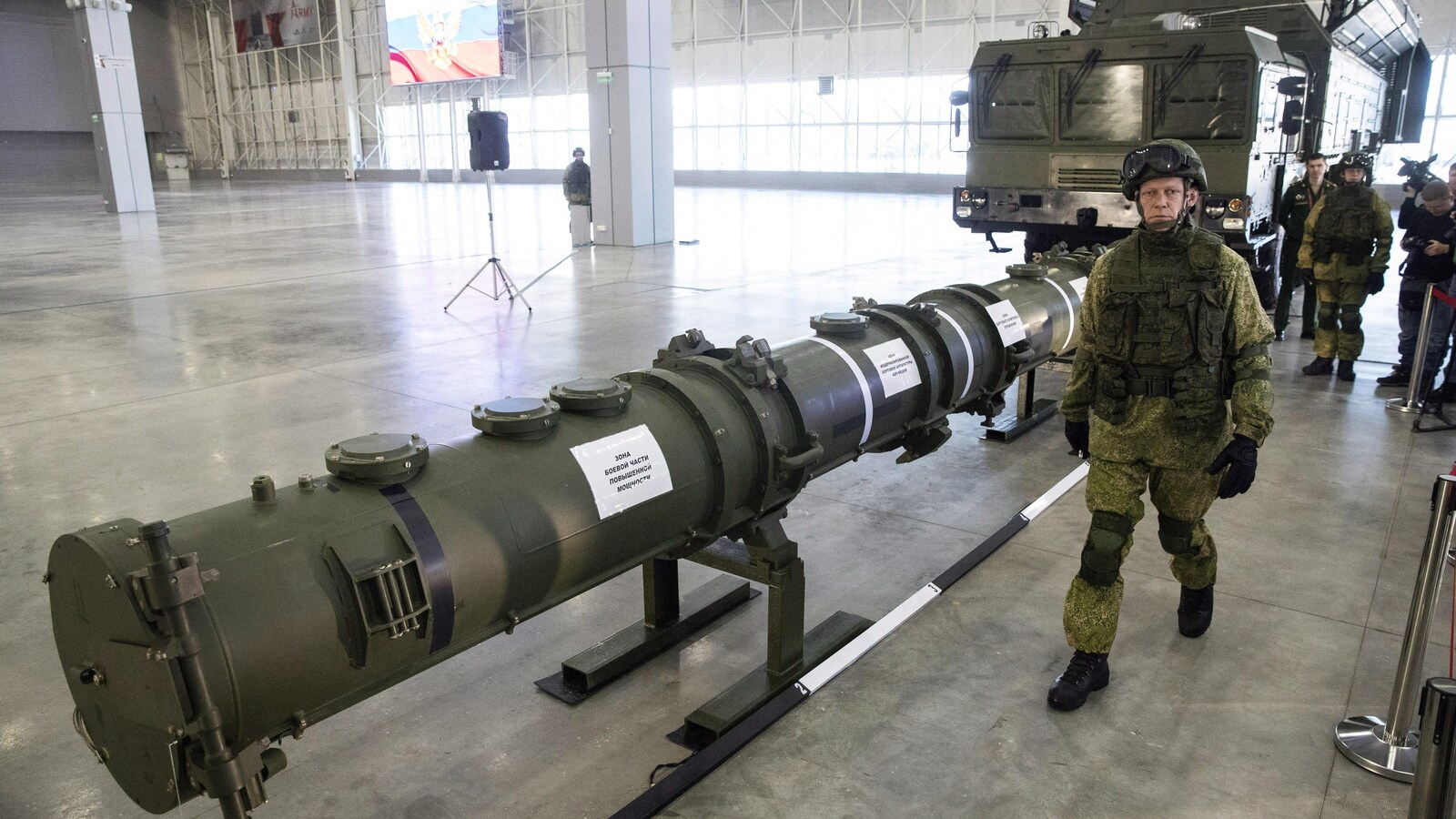 Un soldat russe présente le nouveau système de missile russe 9M729 lors d'une démonstration à Moscou.
