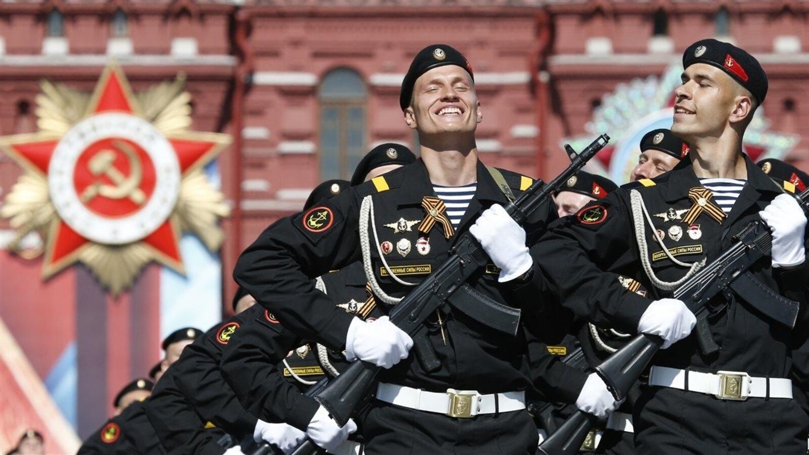 Grand défilé militaire sur la place Rouge, à Moscou.
