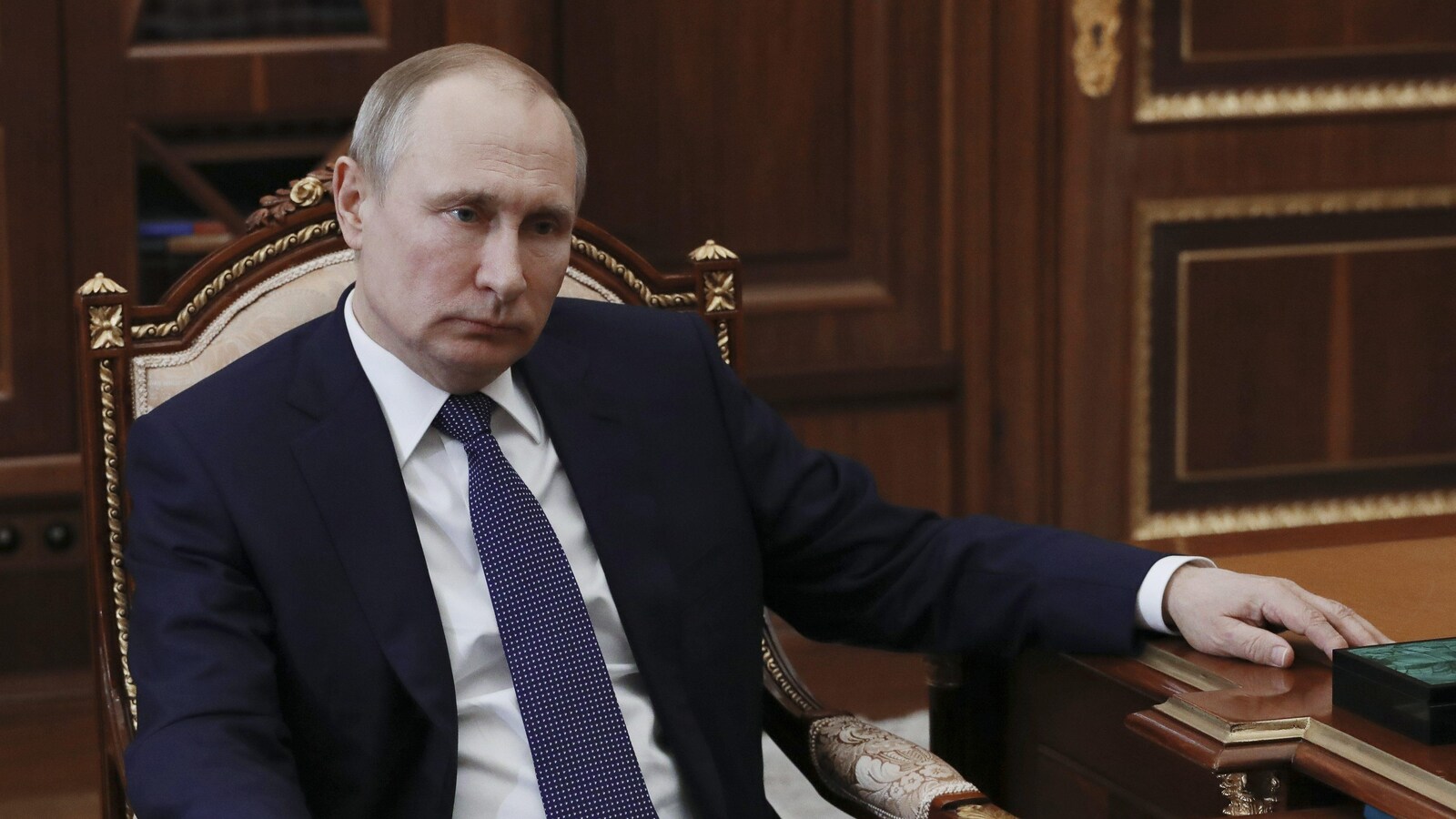 Le président russe Vladimir Poutine, lundi, lors d'une rencontre avec un de ses ministres.