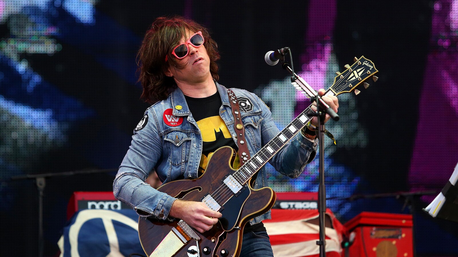 Ryan Adams sur scène avec sa guitare