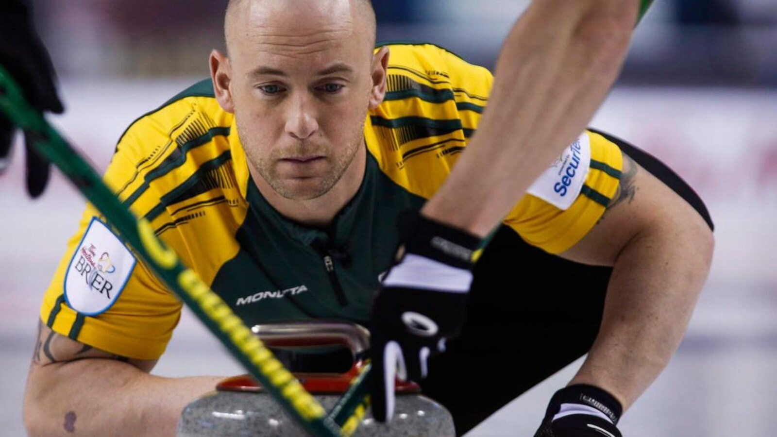 Le joueur Ryan Fry sur la glace.