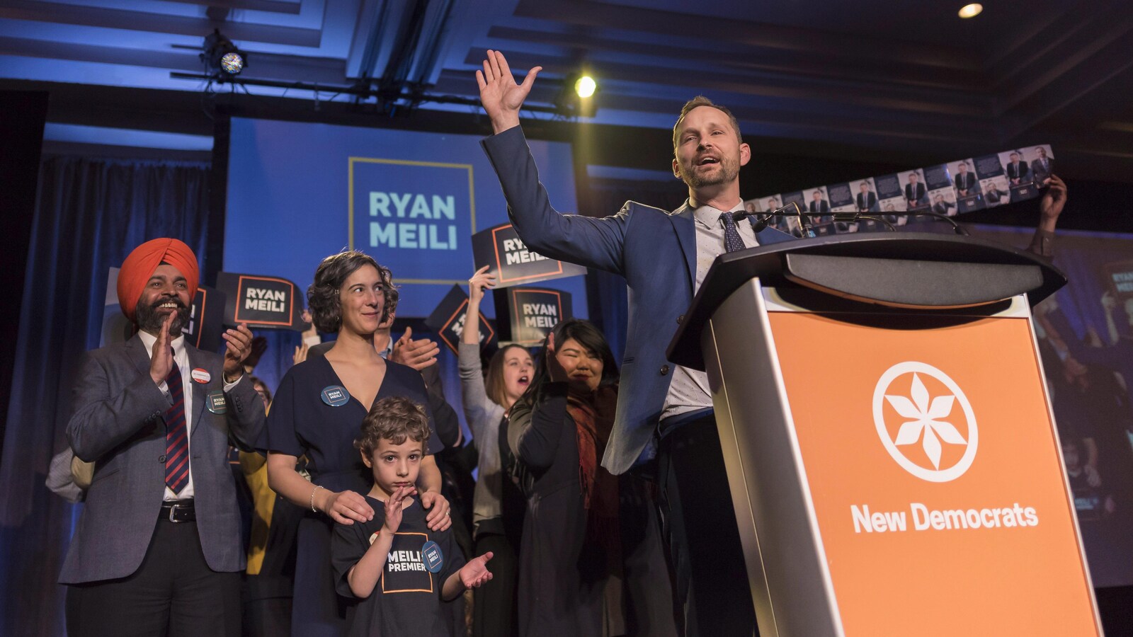 Ryan Meili, au podium, salue la foule.