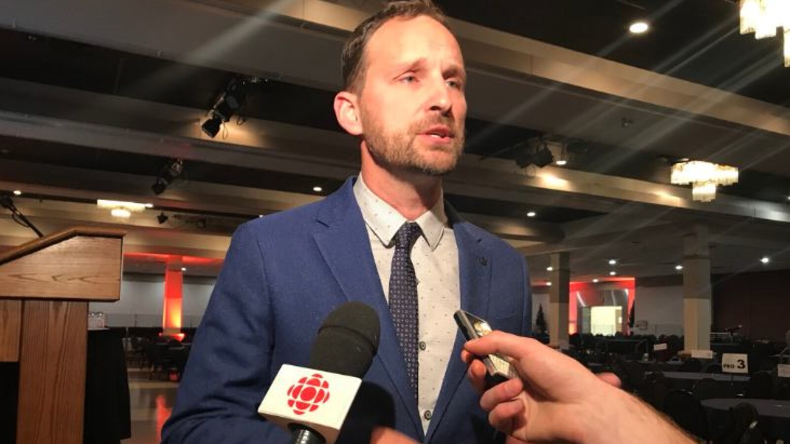 Ryan Meili devant les micros des journalistes.