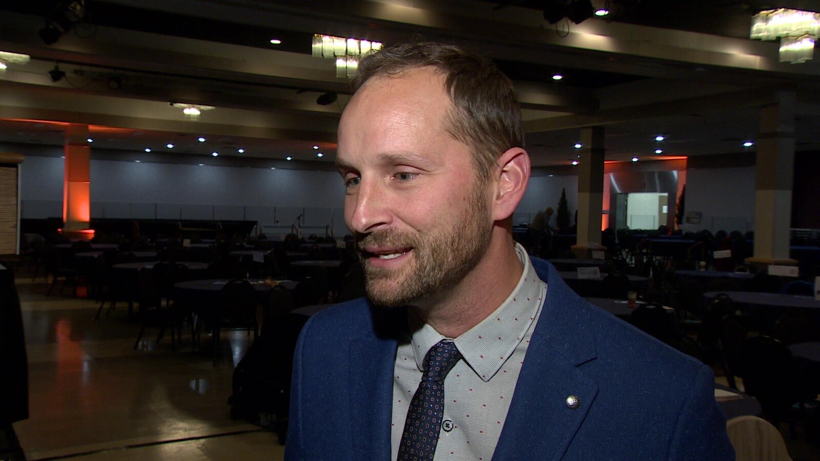 Ryan Meili en entrevue dans une salle sombre.