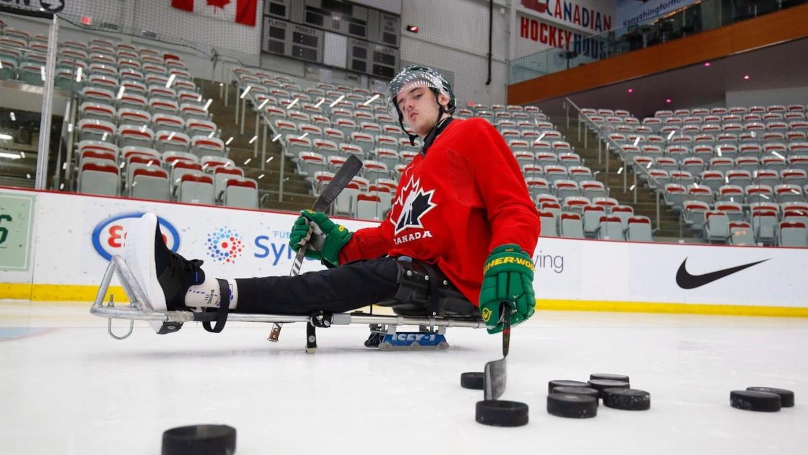 Ryan Straschnitzki sur une luge de hockey dans l'aréna.
