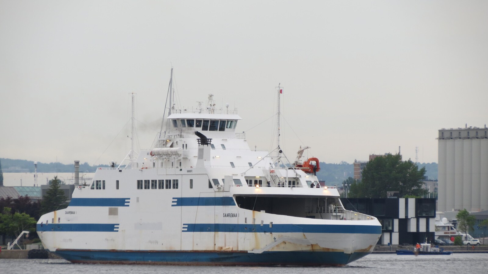 Le Saaremaa quittant le port de Québec.