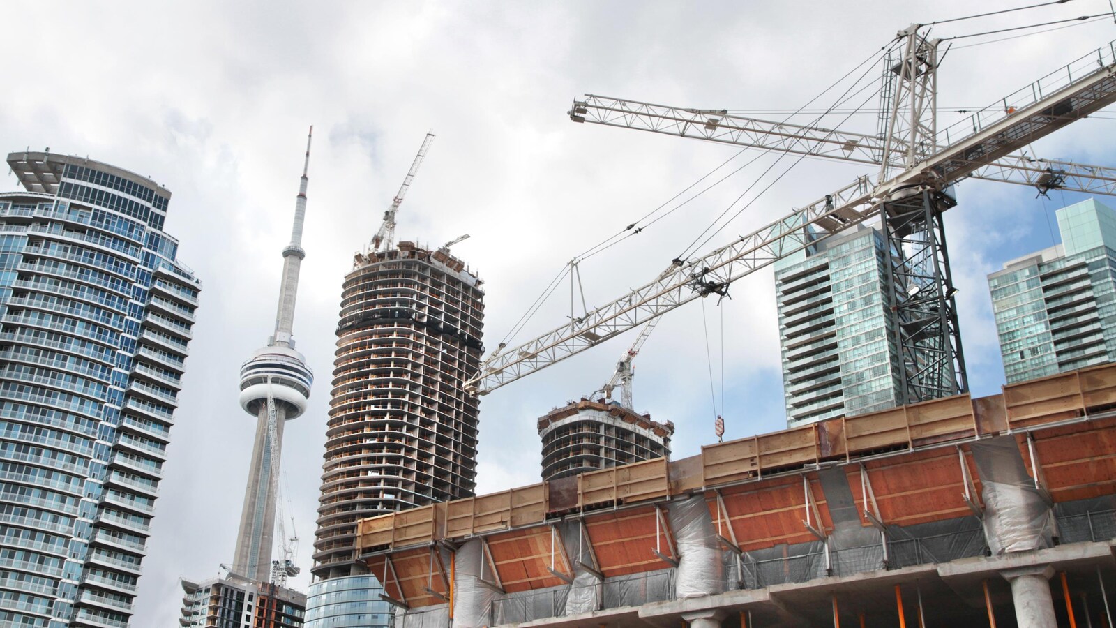 Des immeubles en construction au centre-ville de Toronto