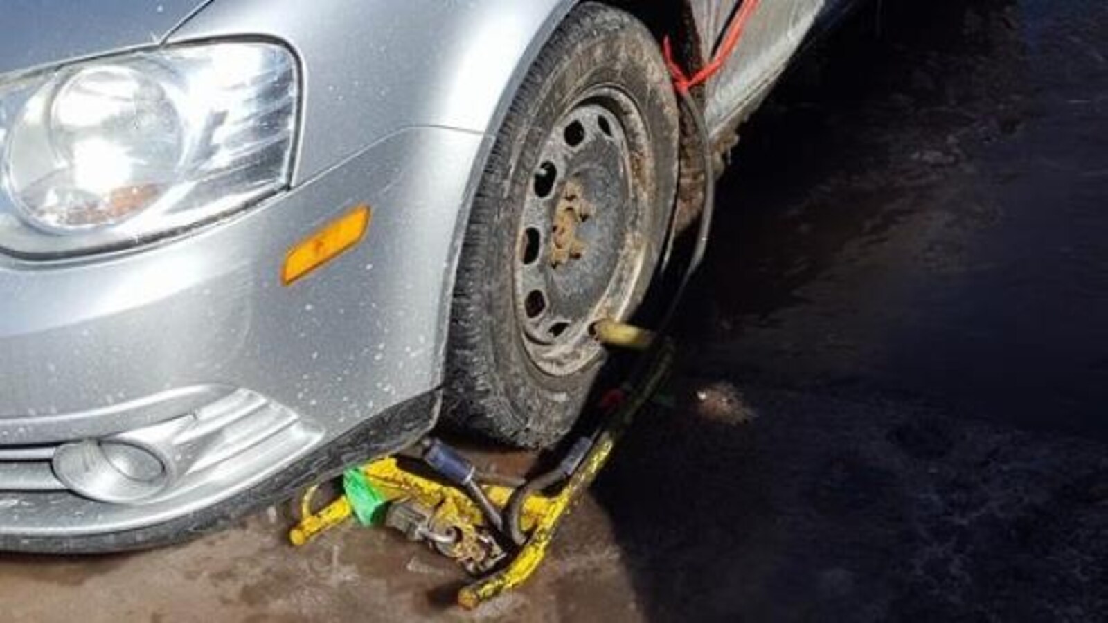 Sabot de Denver sur la roue avant d'une voiture.