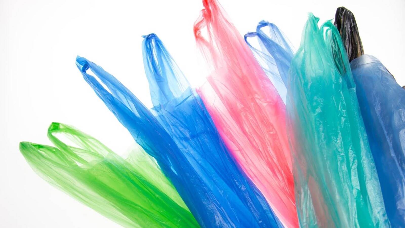 Des sacs de plastique de plusieurs couleurs