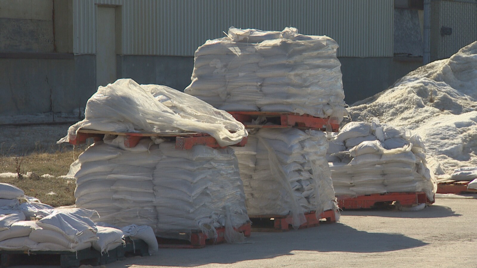 Des sacs remplis de sable.