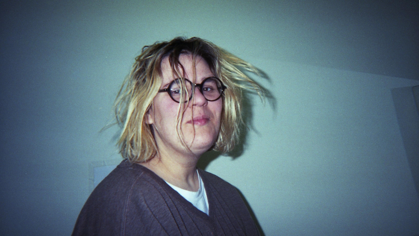 Portrait de Safia Nolin les cheveux en mouvement.