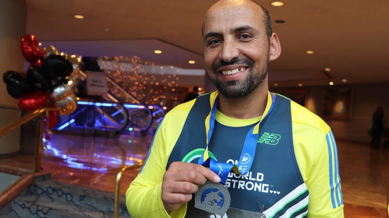 Saïd Akjour et sa médaille du marathon de Boston