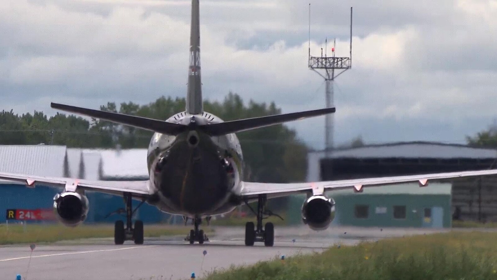 Une vue arrière d'un Boeing 737-200 à l'Aéroport de Saint-Hubert.