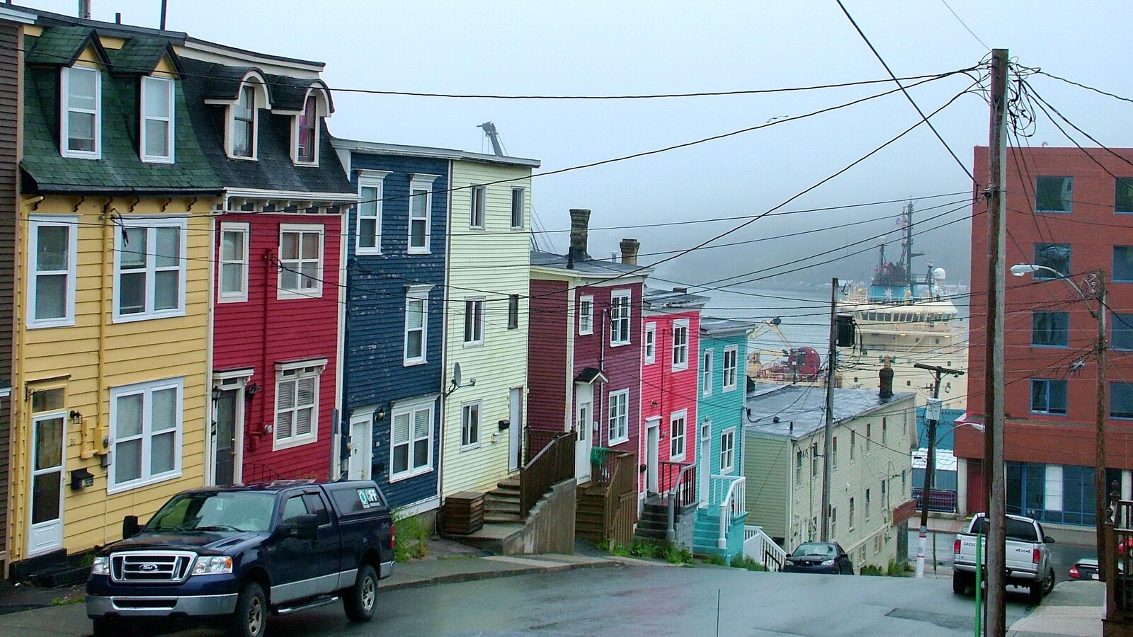 Une rue et des maisons colorées à Saint-Jean de Terre-Neuve.