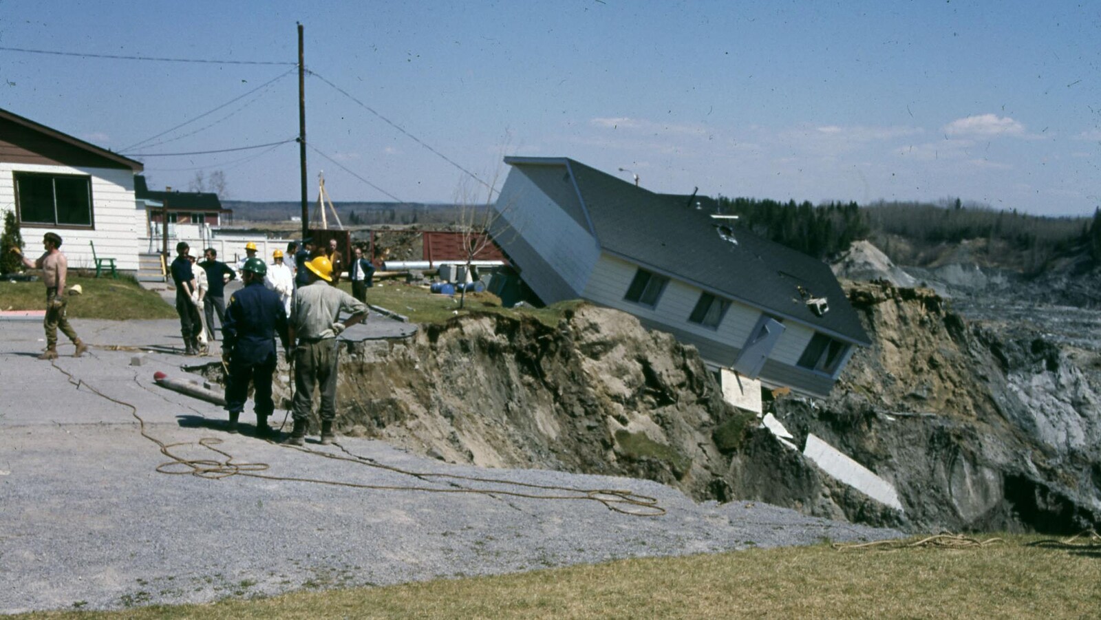 On voit une maison qui est entraînée dans la coulée de boue à Saint-Jean-Vianney.