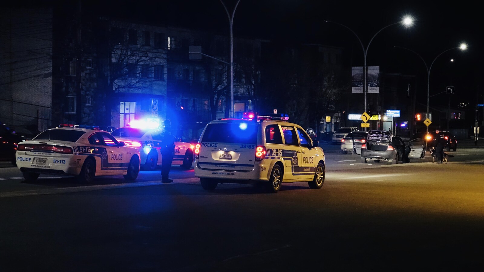 Des véhicules du SPVM sur les lieux d'une intervention