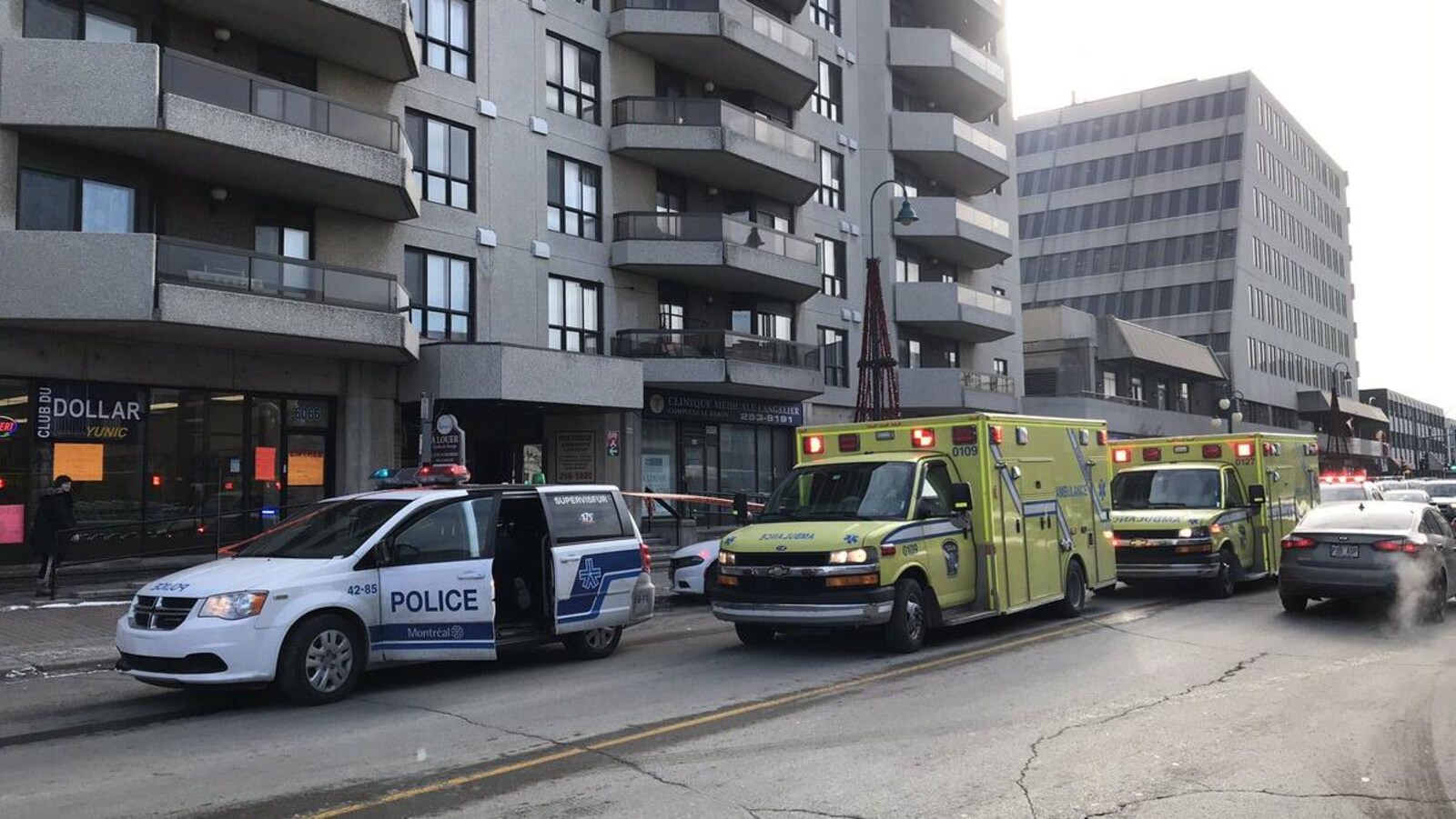 Des véhicules d'urgence déployés sur les lieux d'un drame.
