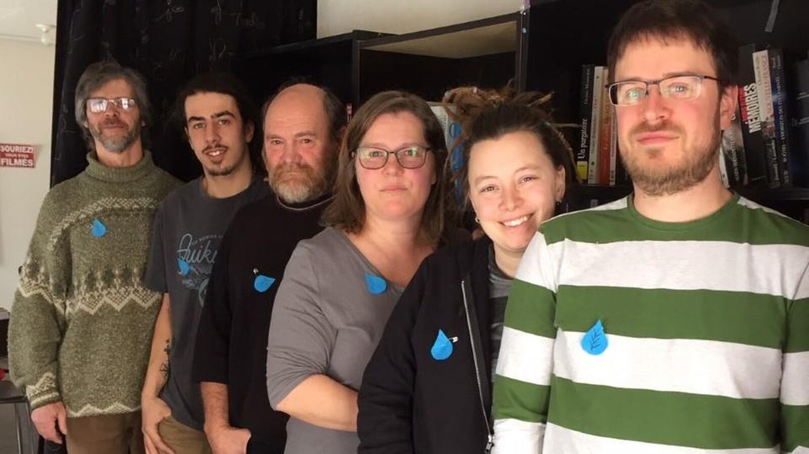Des membres du comité citoyen portent le symbole d'une goutte d'eau afin d'afficher leur appui à la protection de l'esker.