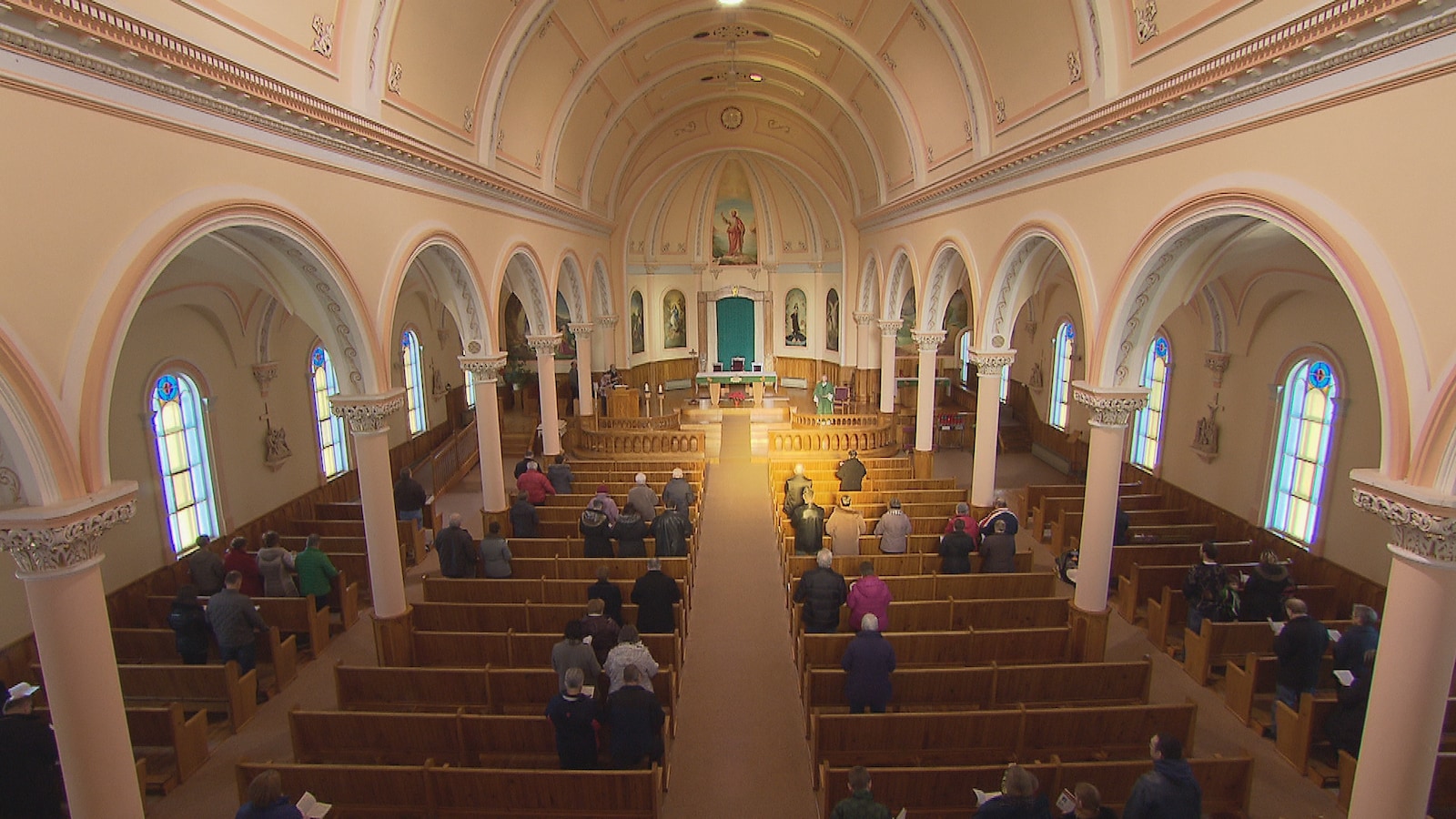 Des gens debout dans une église