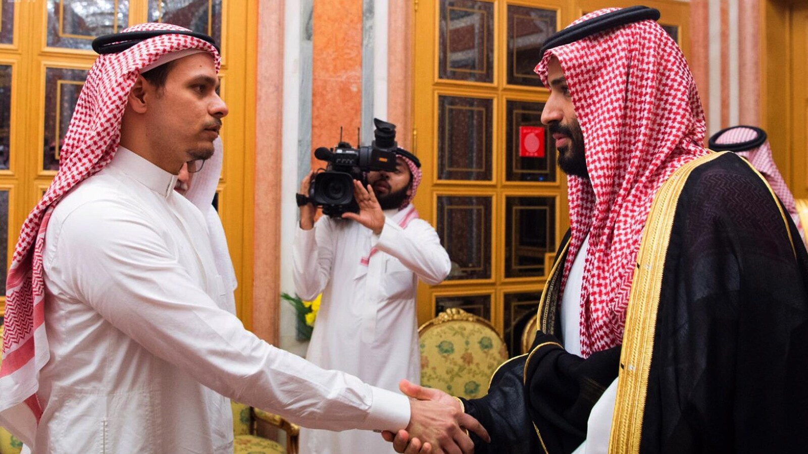 Mohammed ben Salmane serre la main de Salah Khashoggi.