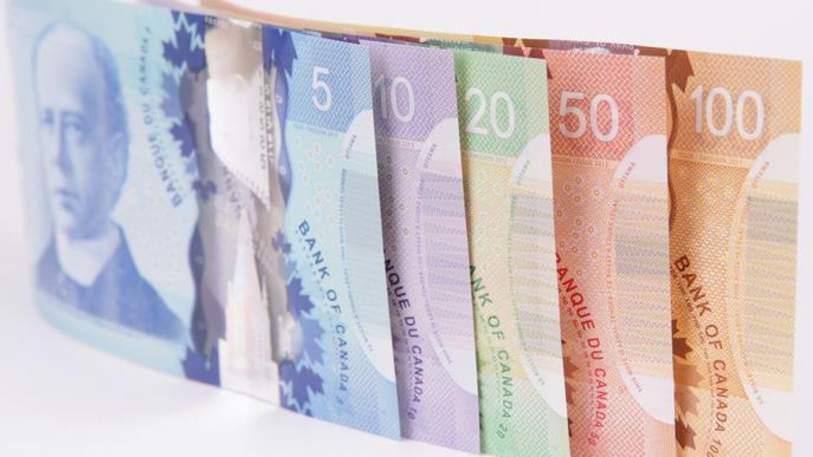 Des billets de 5, 10, 20, 50 et 100 dollars canadiens.