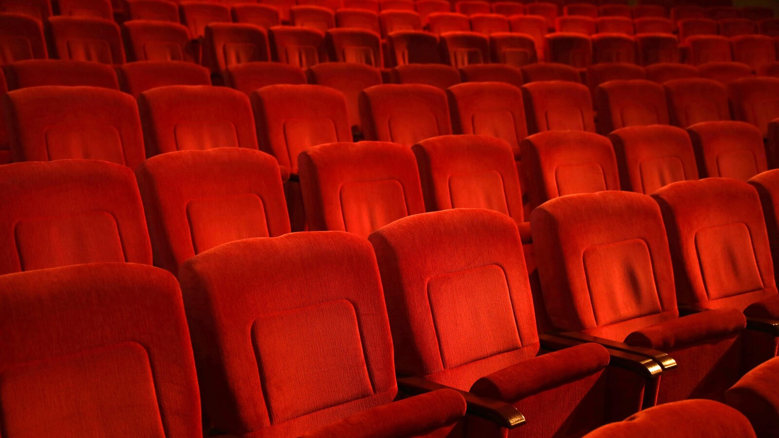 Des fauteuils dans une salle de cinéma