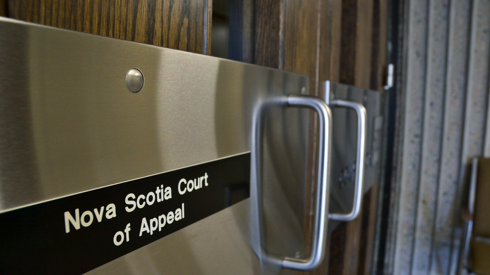 La porte d'une salle d'audience de la cour d'appel de la Nouvelle-Écosse.