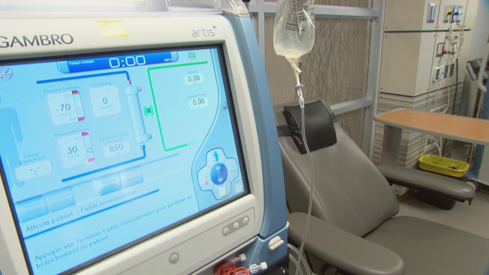 De l'équipement de dialyse dans une salle d'hôpital.
