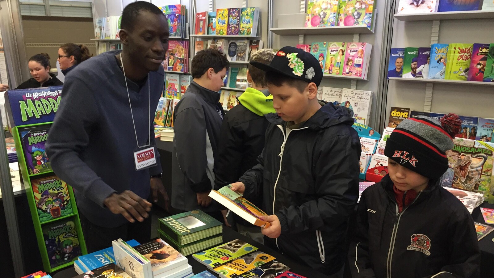 Des jeunes dans un Salon du livre.