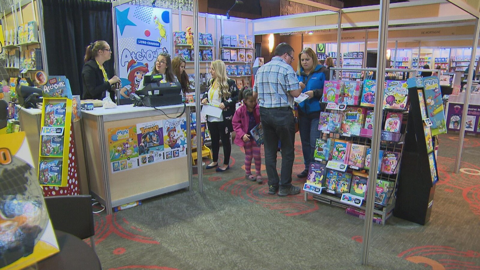 Des visiteurs devant des kiosques