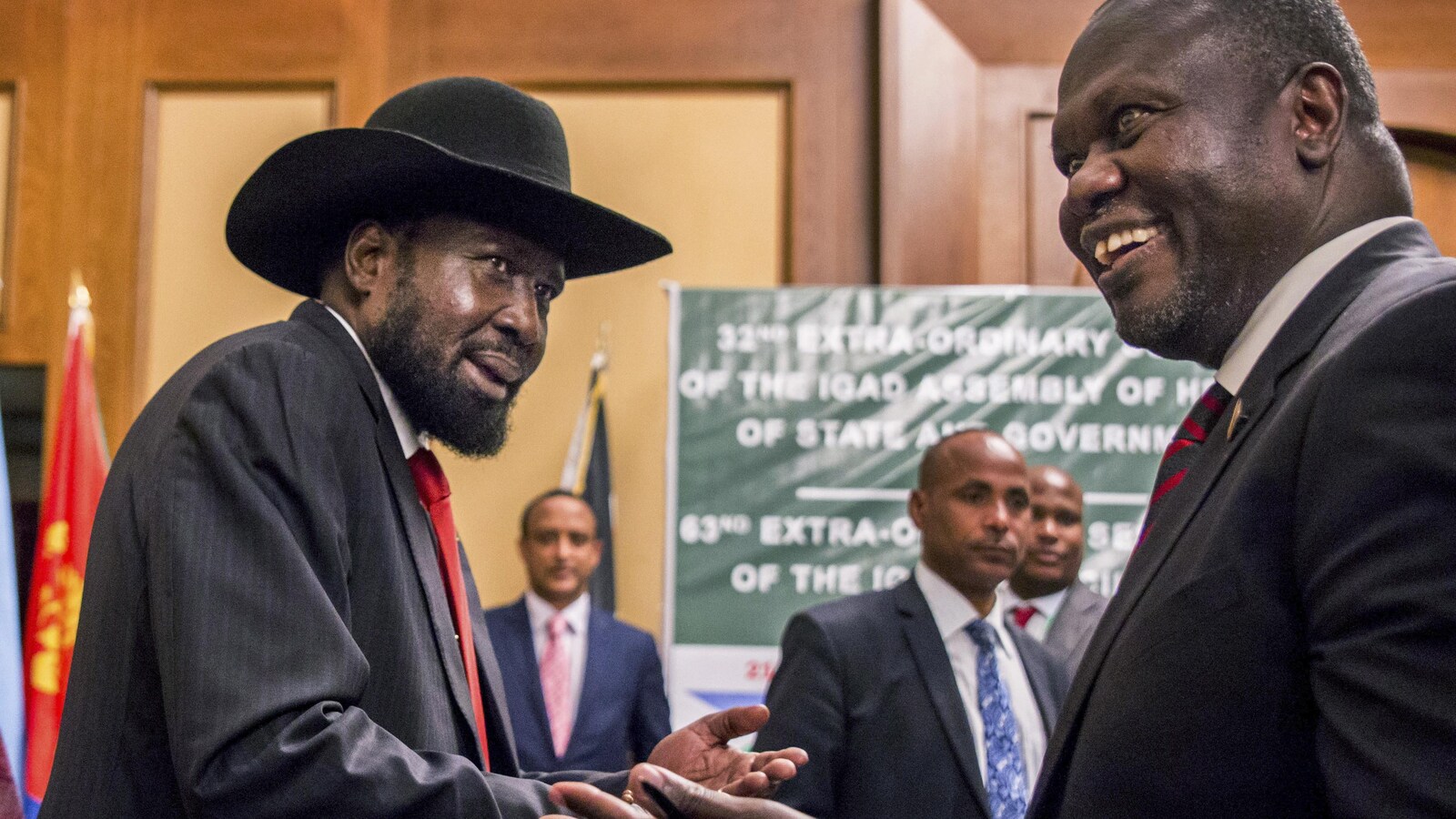 Le président du Soudan Sud, Salva Kiir (gauche), avec Riek Machar, son ancien rival qui devrait devenir vice-président