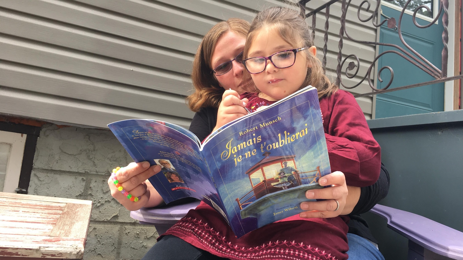 Samantha Zitaruk et sa fille Sabreen Iraqi lisent ensemble un livre en français.
