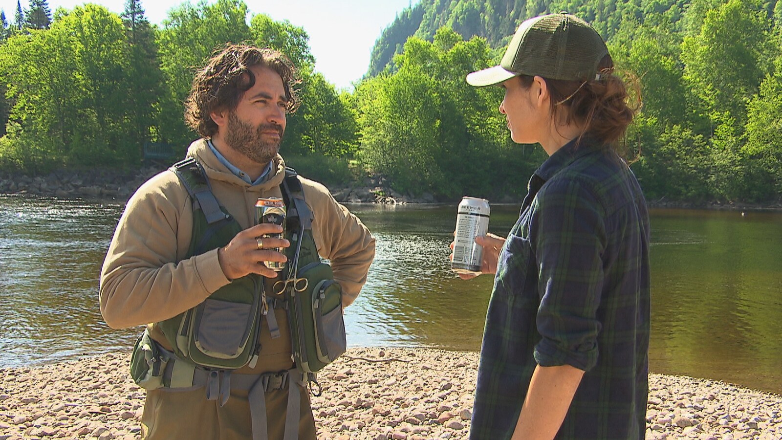 Samuel Archibald et Julie Larouche en bordure de la rivière Sainte-Marguerite