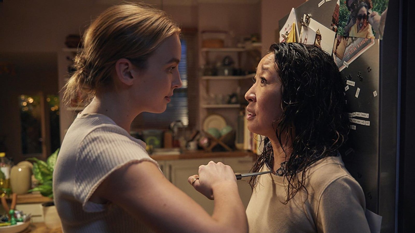 Jodie Comer, qui incarne une tueuse en série dans <em>Killing Eve</em>, menace d'un couteau Eve, le personnage joué par Sandra Oh, dans une scène de la série.